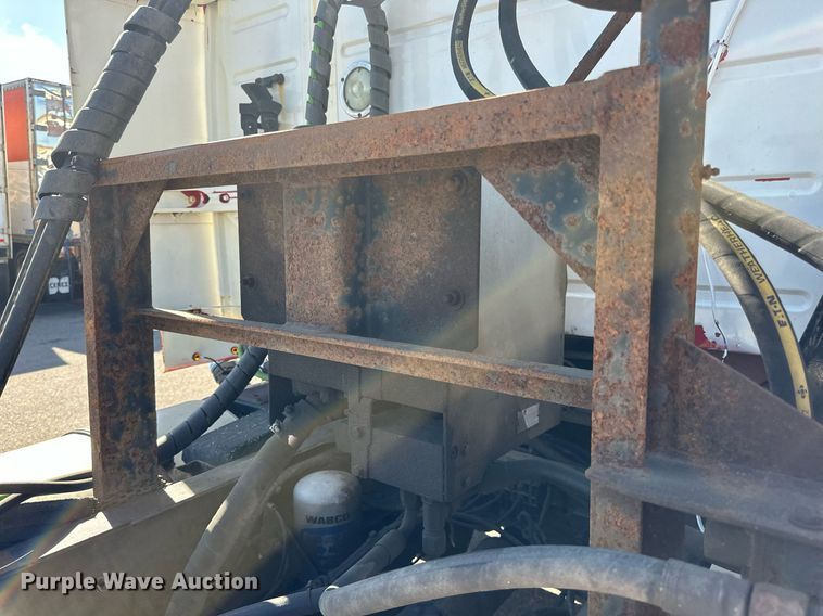 image for item LR9515 2013 Volvo VNL semi truck