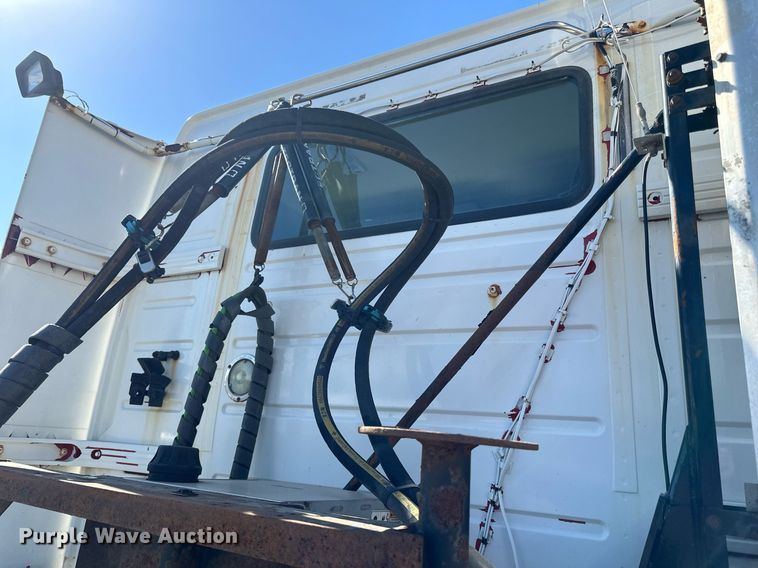 image for item LR9515 2013 Volvo VNL semi truck