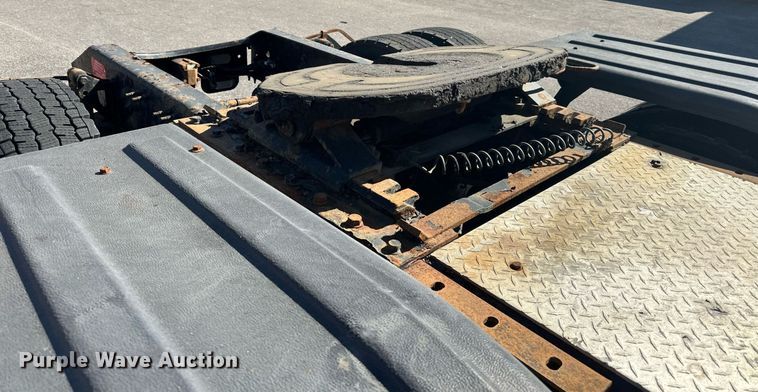 image for item LR9515 2013 Volvo VNL semi truck