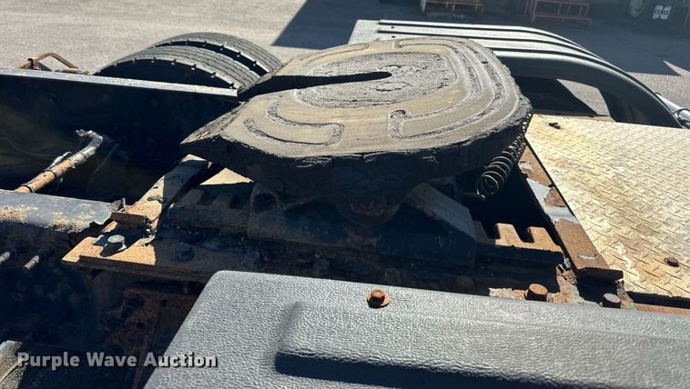 image for item LR9515 2013 Volvo VNL semi truck