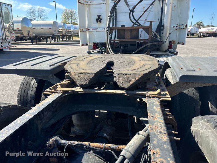 image for item LR9515 2013 Volvo VNL semi truck