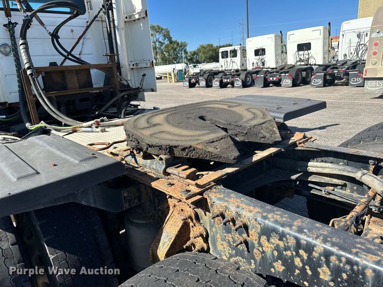 image for item LR9515 2013 Volvo VNL semi truck