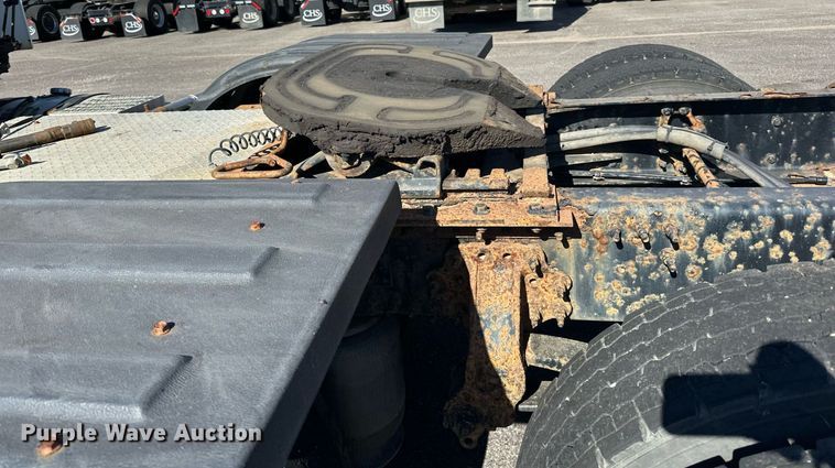 image for item LR9515 2013 Volvo VNL semi truck