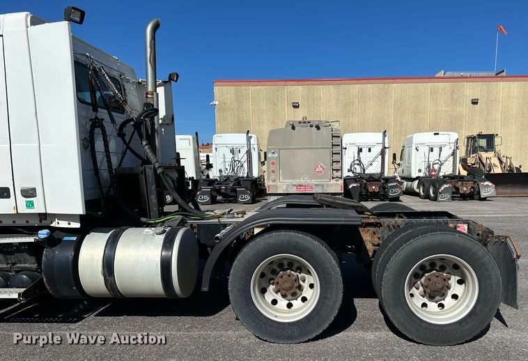 image for item LR9515 2013 Volvo VNL semi truck