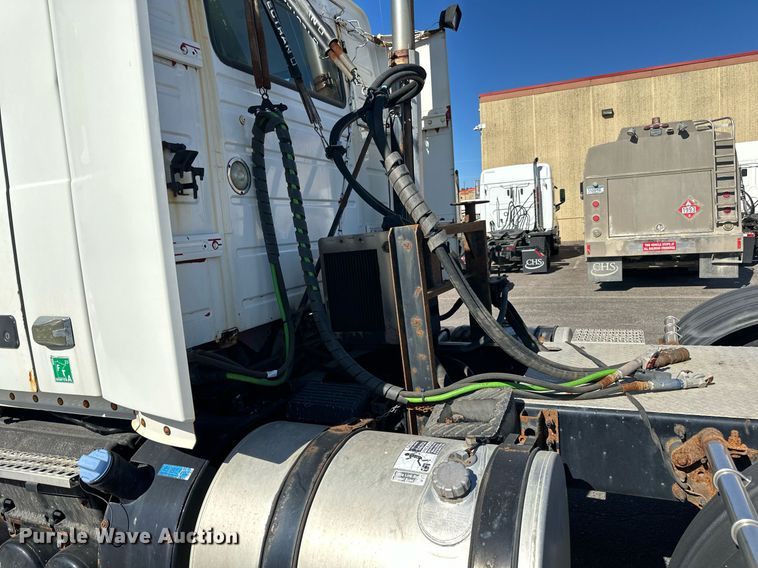 image for item LR9515 2013 Volvo VNL semi truck