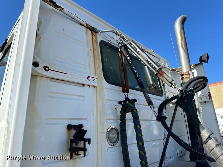 image for item LR9515 2013 Volvo VNL semi truck