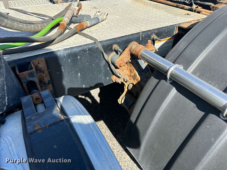 image for item LR9515 2013 Volvo VNL semi truck