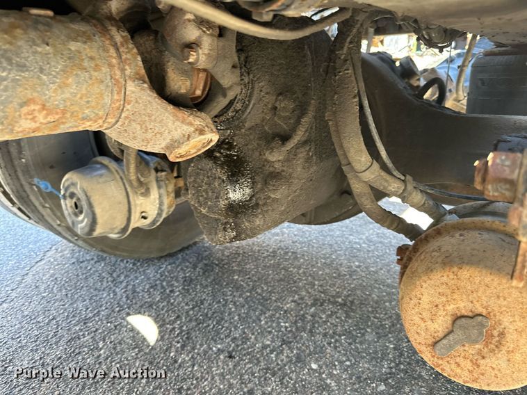 image for item LR9515 2013 Volvo VNL semi truck