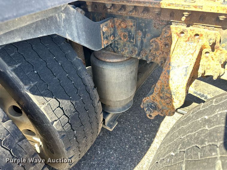 image for item LR9515 2013 Volvo VNL semi truck