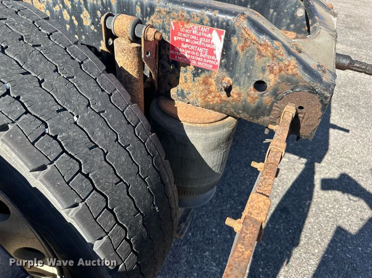 image for item LR9515 2013 Volvo VNL semi truck