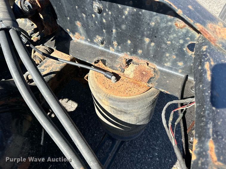 image for item LR9515 2013 Volvo VNL semi truck