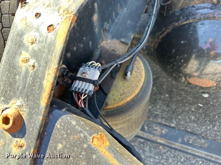 image for item LR9515 2013 Volvo VNL semi truck