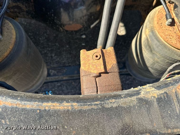 image for item LR9515 2013 Volvo VNL semi truck