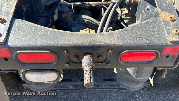 image for item LR9515 2013 Volvo VNL semi truck