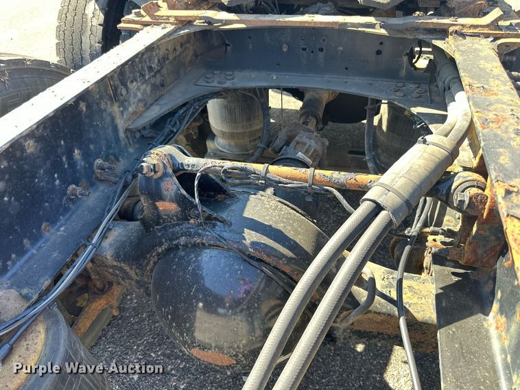 image for item LR9515 2013 Volvo VNL semi truck