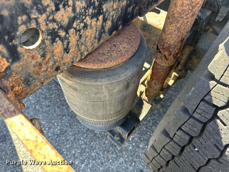 image for item LR9515 2013 Volvo VNL semi truck