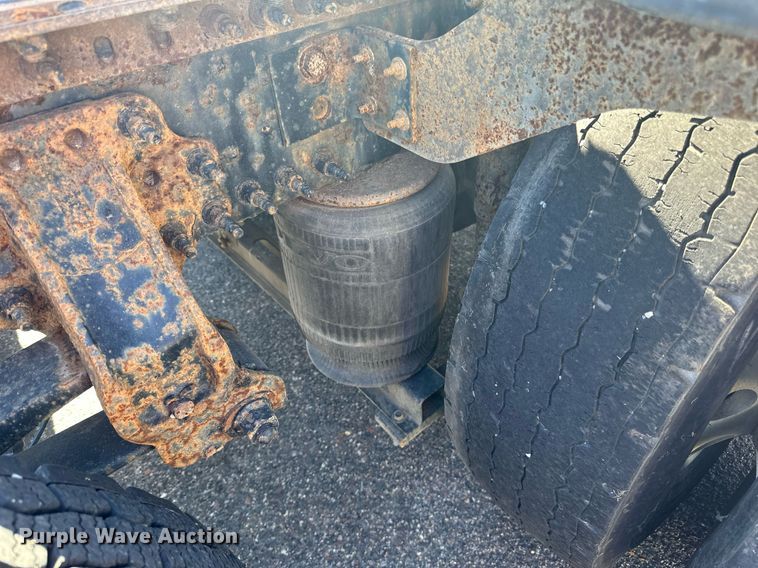 image for item LR9515 2013 Volvo VNL semi truck