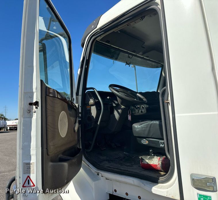 image for item LR9515 2013 Volvo VNL semi truck