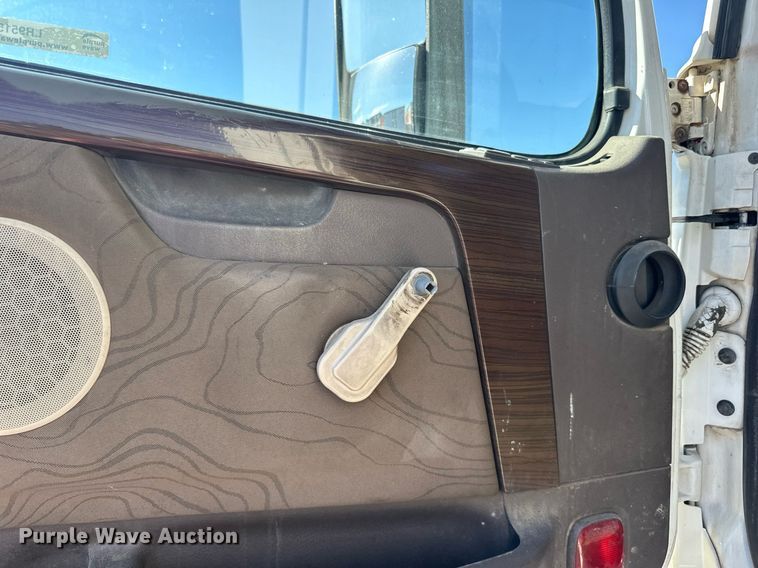 image for item LR9515 2013 Volvo VNL semi truck