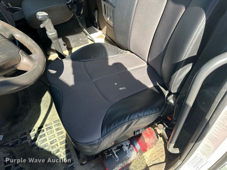 image for item LR9515 2013 Volvo VNL semi truck