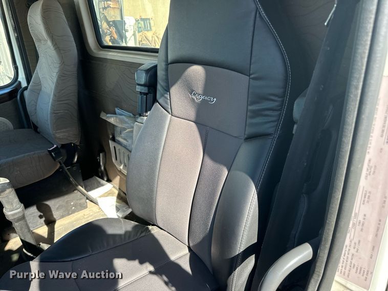 image for item LR9515 2013 Volvo VNL semi truck