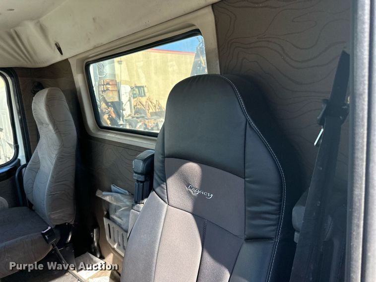 image for item LR9515 2013 Volvo VNL semi truck