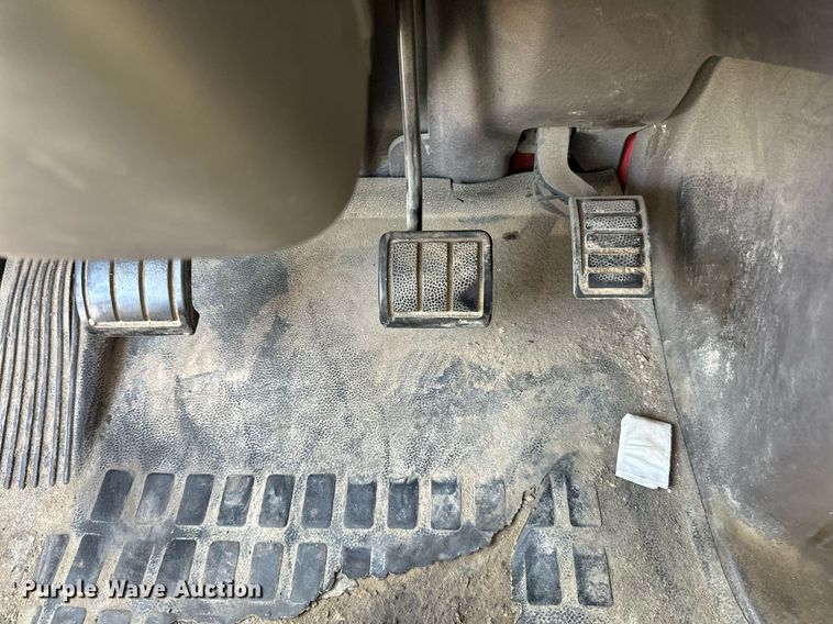 image for item LR9515 2013 Volvo VNL semi truck