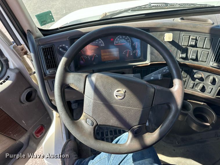 image for item LR9515 2013 Volvo VNL semi truck