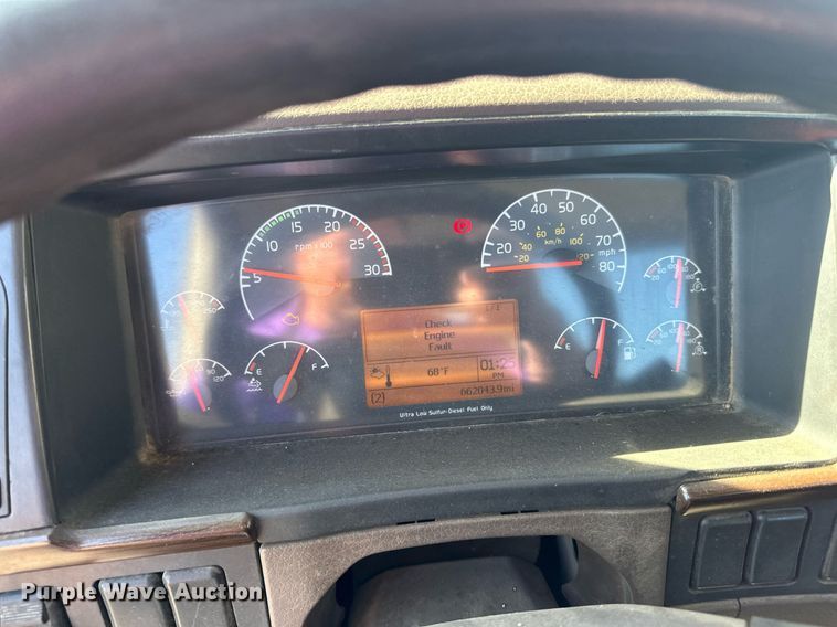 image for item LR9515 2013 Volvo VNL semi truck