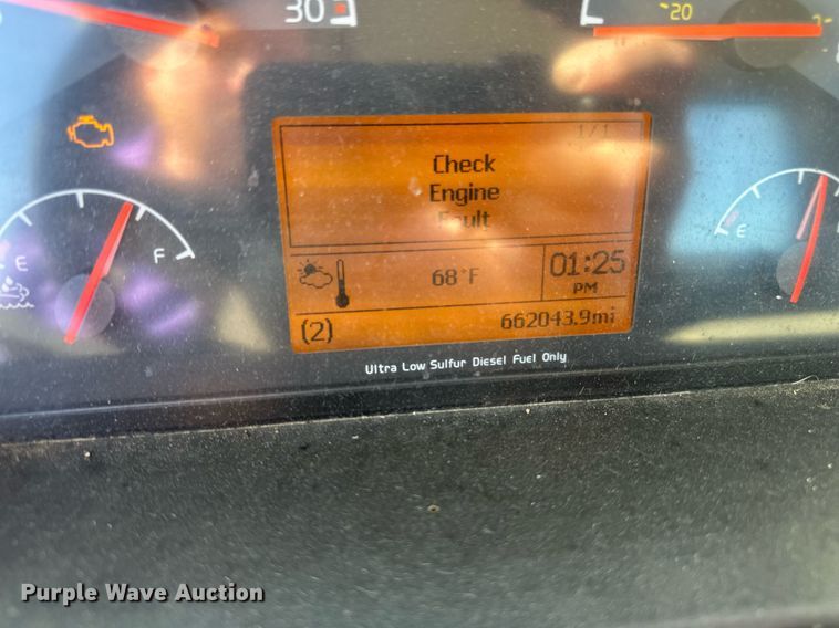 image for item LR9515 2013 Volvo VNL semi truck