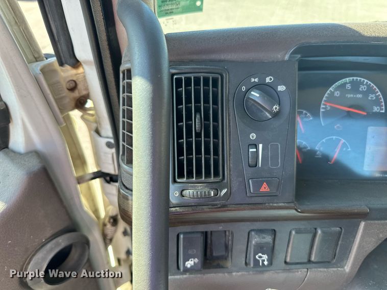 image for item LR9515 2013 Volvo VNL semi truck