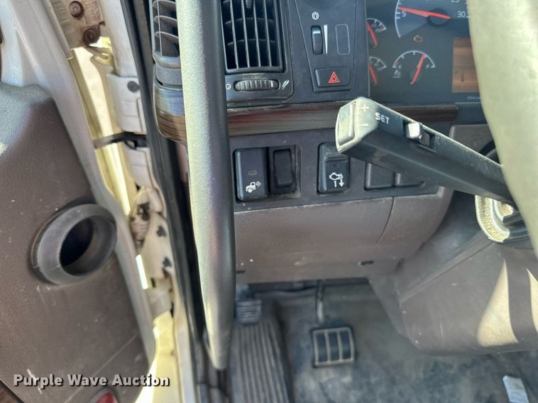 image for item LR9515 2013 Volvo VNL semi truck