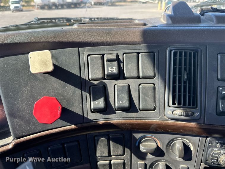 image for item LR9515 2013 Volvo VNL semi truck