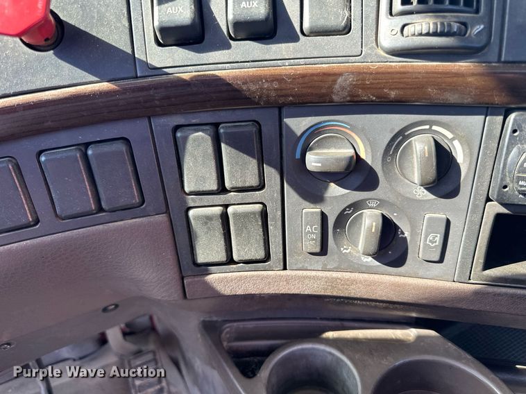 image for item LR9515 2013 Volvo VNL semi truck