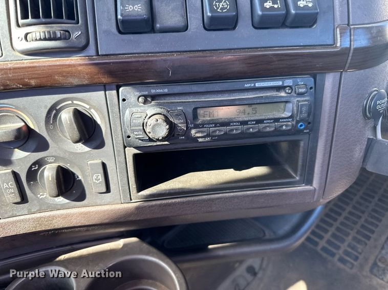 image for item LR9515 2013 Volvo VNL semi truck