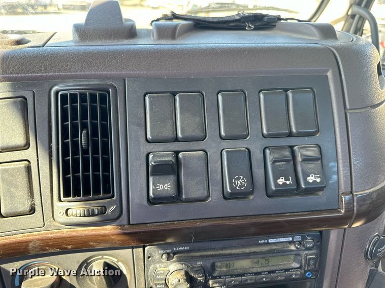 image for item LR9515 2013 Volvo VNL semi truck