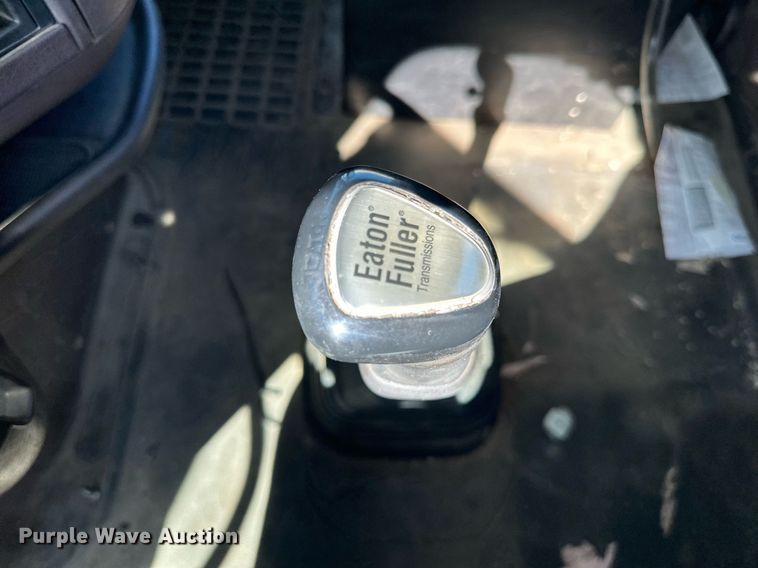 image for item LR9515 2013 Volvo VNL semi truck