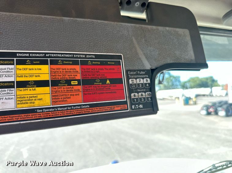 image for item LR9515 2013 Volvo VNL semi truck