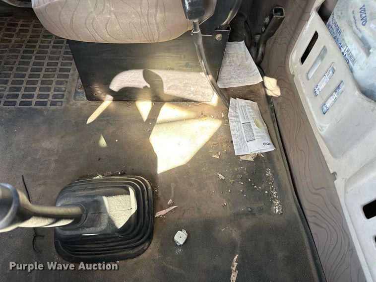 image for item LR9515 2013 Volvo VNL semi truck