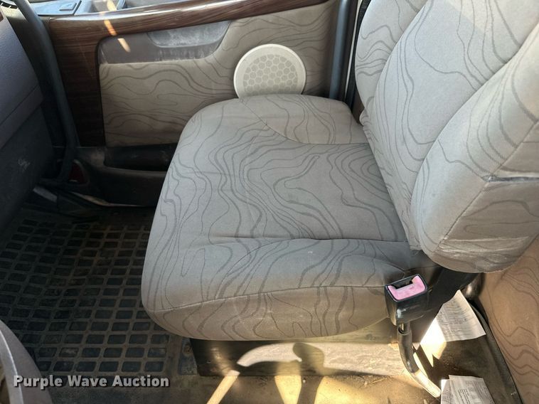 image for item LR9515 2013 Volvo VNL semi truck