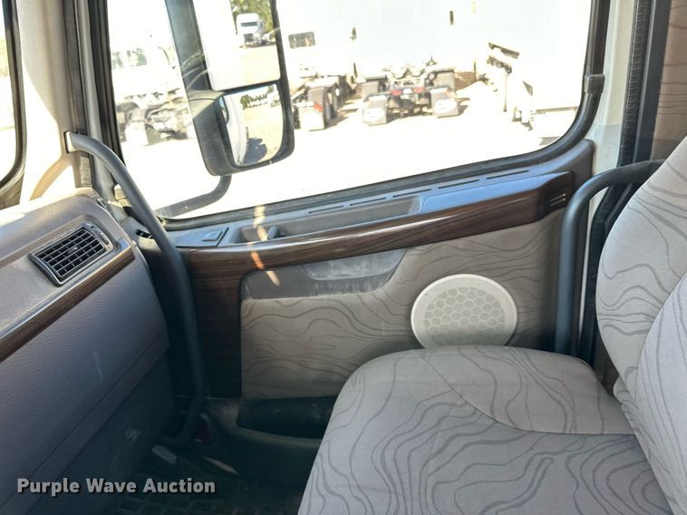 image for item LR9515 2013 Volvo VNL semi truck