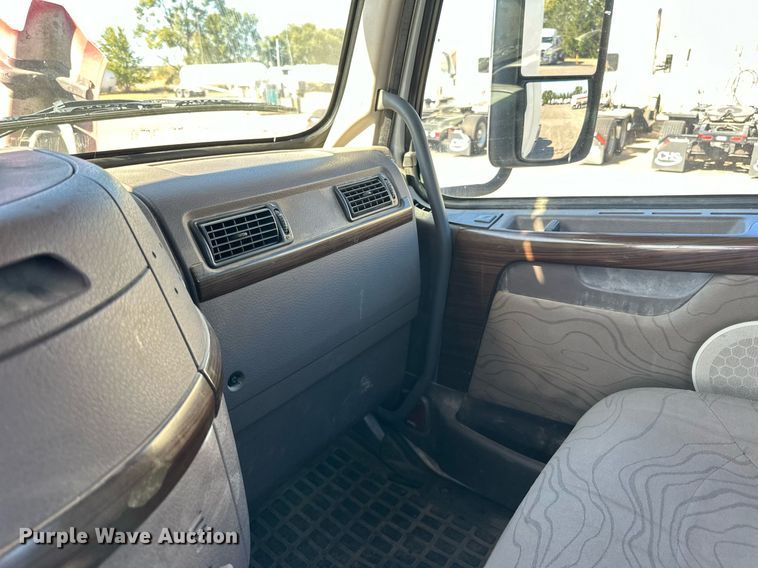 image for item LR9515 2013 Volvo VNL semi truck