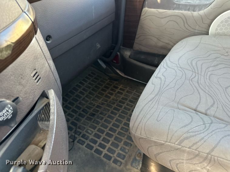 image for item LR9515 2013 Volvo VNL semi truck