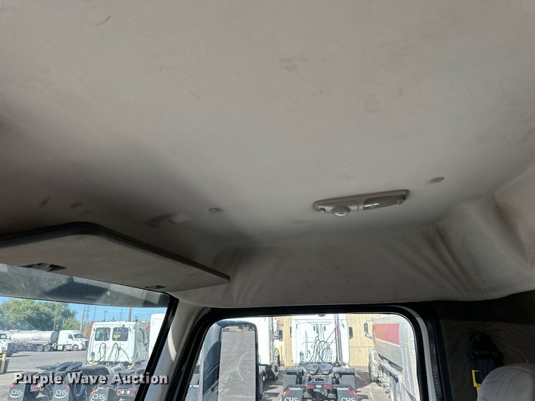 image for item LR9515 2013 Volvo VNL semi truck