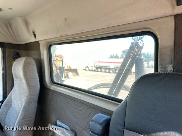 image for item LR9515 2013 Volvo VNL semi truck