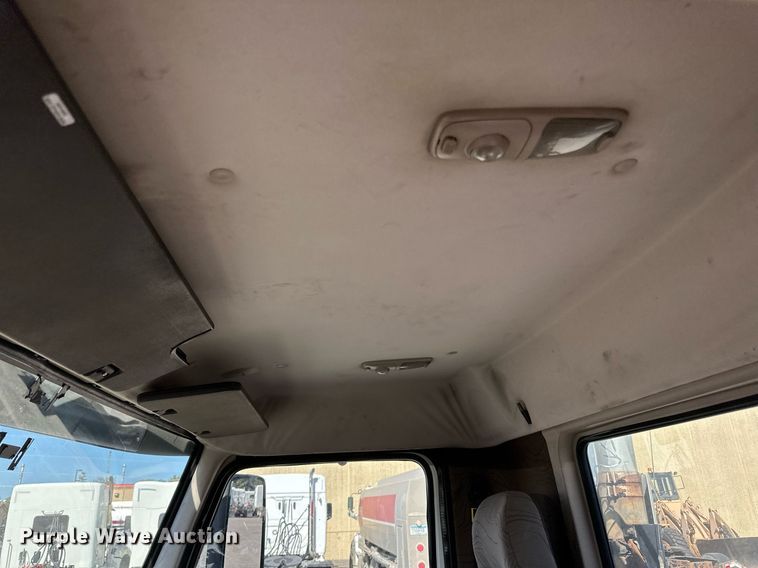 image for item LR9515 2013 Volvo VNL semi truck