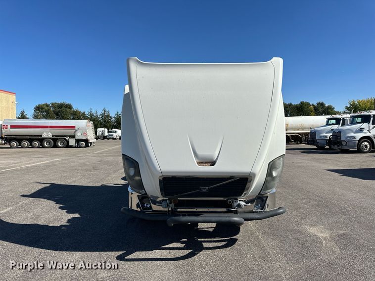 image for item LR9515 2013 Volvo VNL semi truck