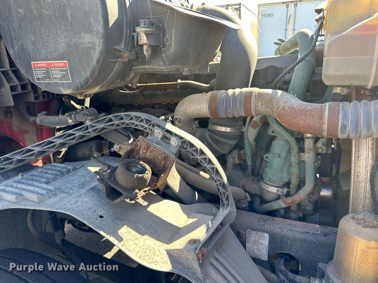 image for item LR9515 2013 Volvo VNL semi truck