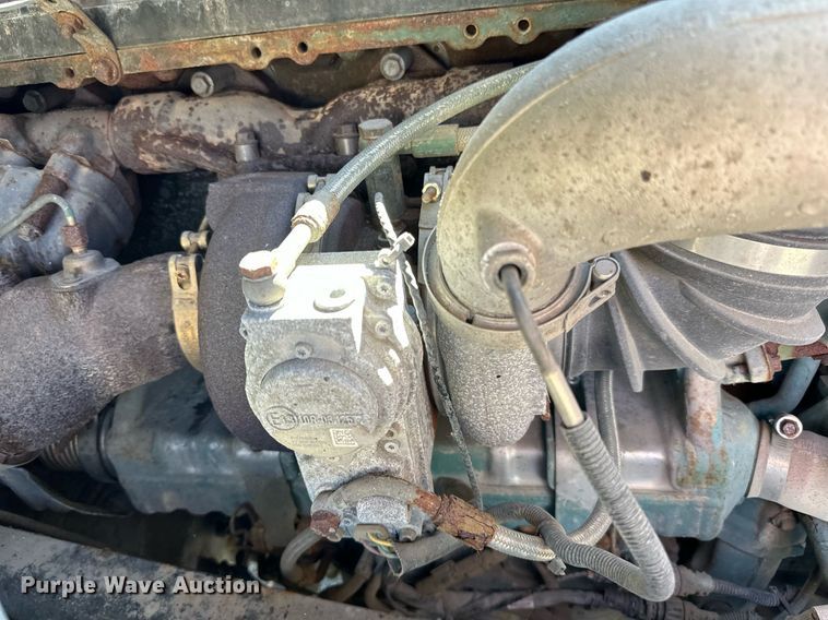 image for item LR9515 2013 Volvo VNL semi truck