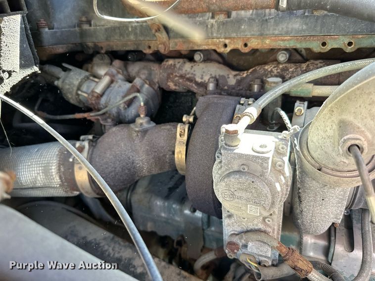 image for item LR9515 2013 Volvo VNL semi truck